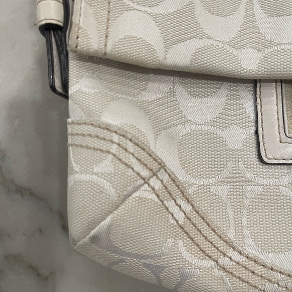 Classic white coach purse - Picture 12 of 12